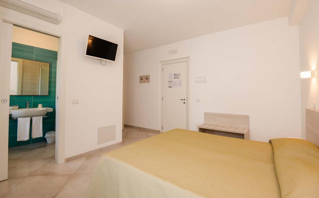 Helles Zimmer mit modernem Bad, TV und Doppelbett.