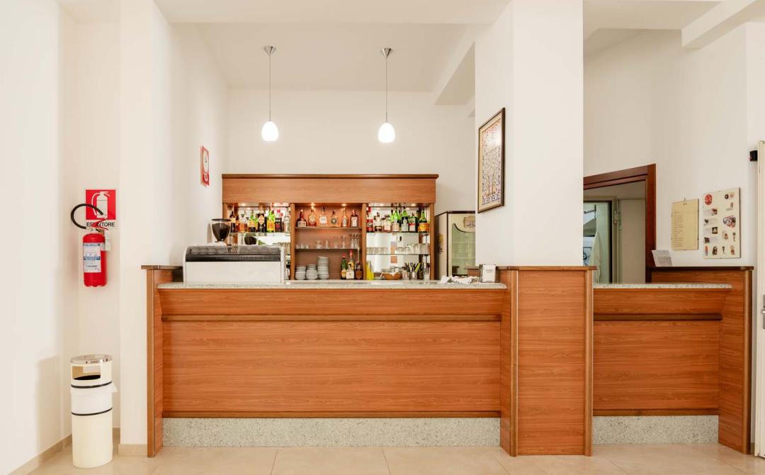 Accogliente bar con luci soffuse e scaffali pieni di bottiglie colorate.
